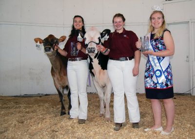 Experienced Fitting Champions: L-R Isabelle Leonard- Reserve Experienced Fitting Champion; Elizabeth Menard- Experienced Fitting Champion; Cassidy Lam- Virginia Dairy Princess